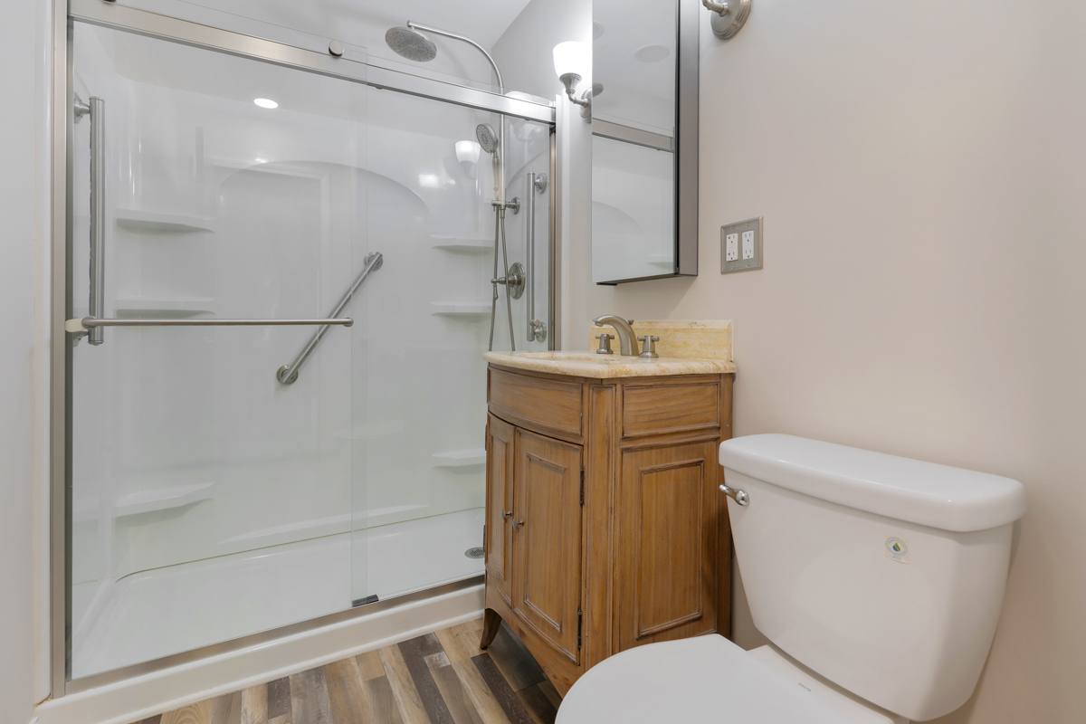 665 S Circle Avenue, Port Barrington, IL 60010