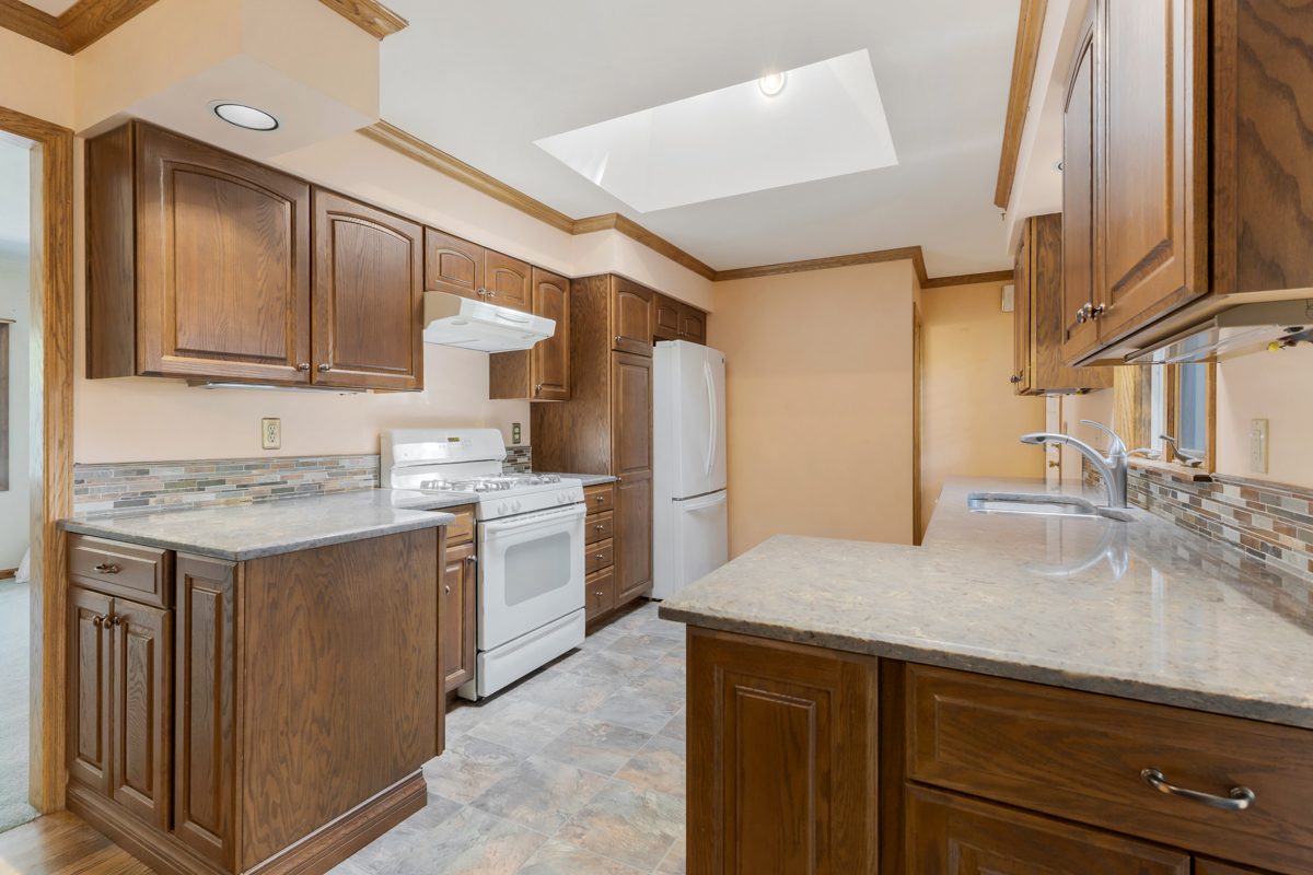 665 S Circle Avenue, Port Barrington, IL 60010