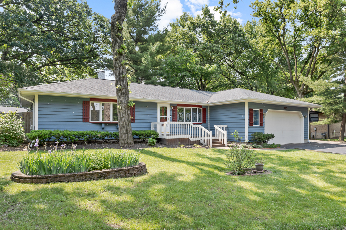 665 S Circle Avenue, Port Barrington, IL 60010