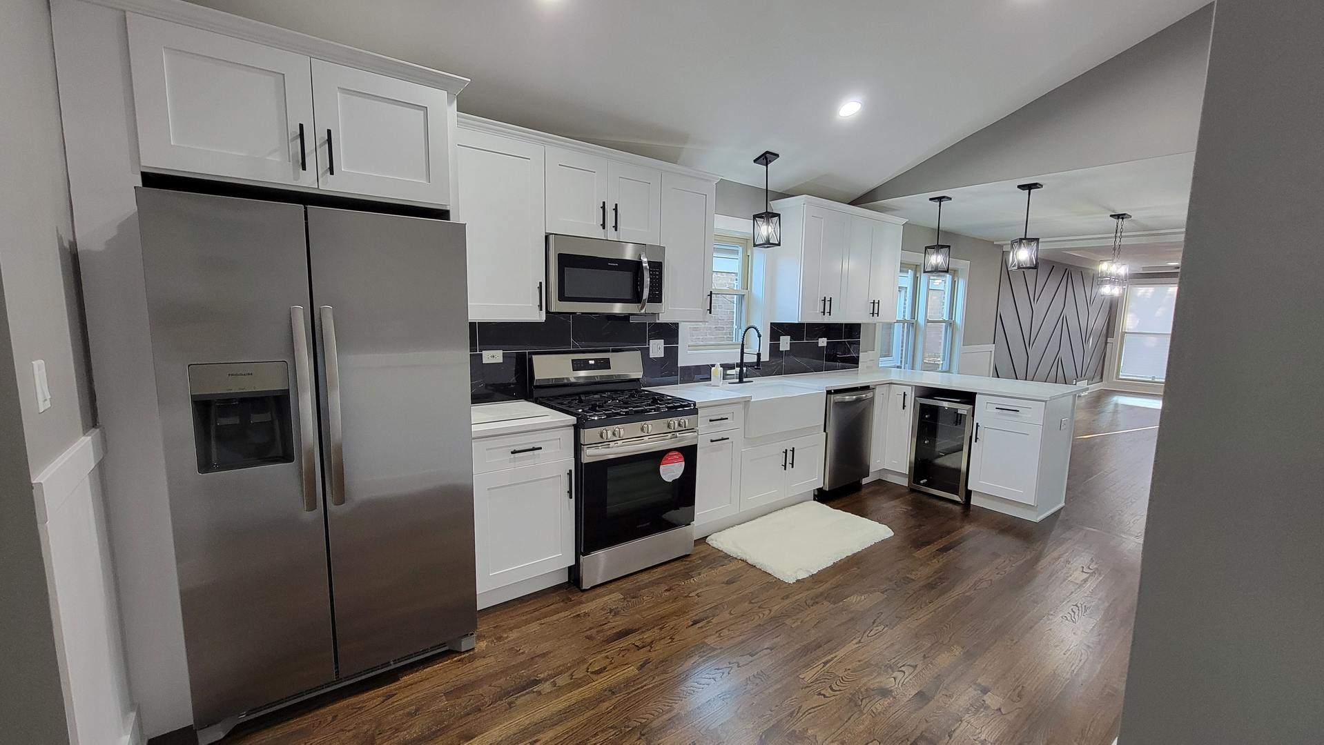 8805 S Cornell Avenue, Chicago, IL 60617
