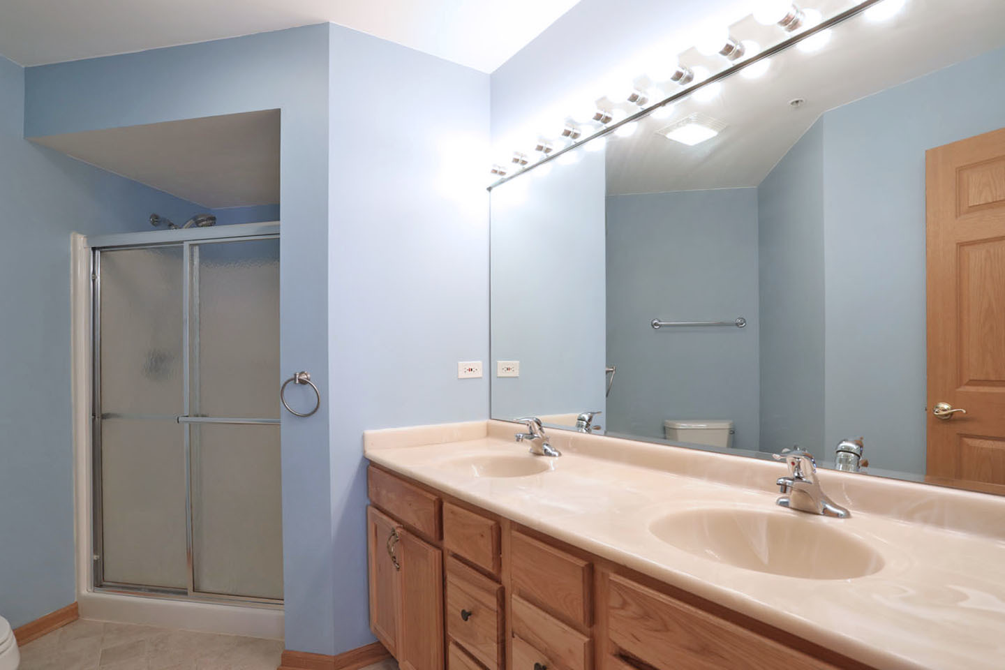 100 N Bokelman Street #422, Roselle, IL 60172