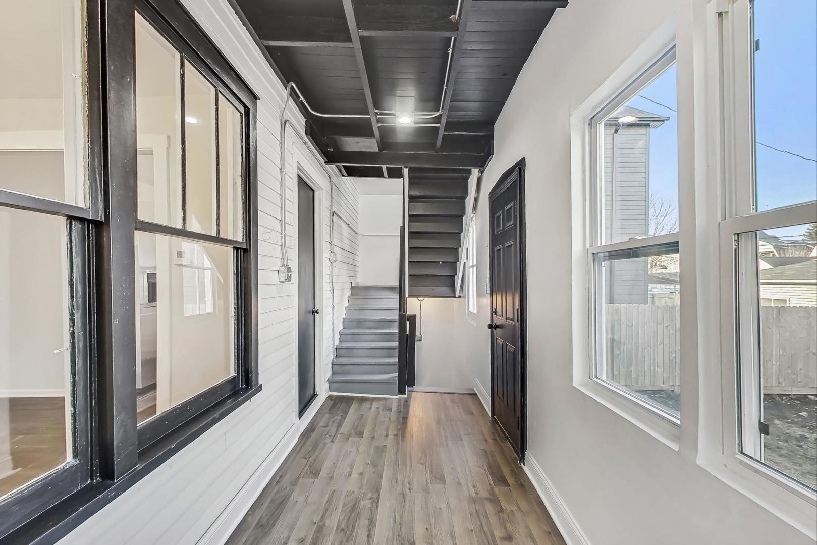 5016 W Carmen Avenue, Chicago, IL 60630