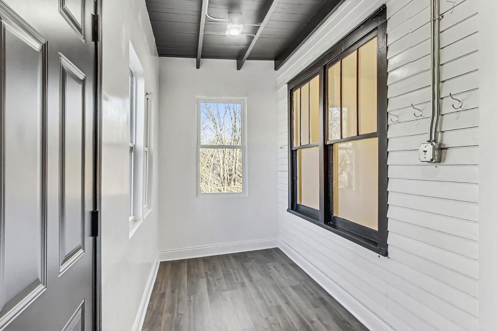 5016 W Carmen Avenue, Chicago, IL 60630