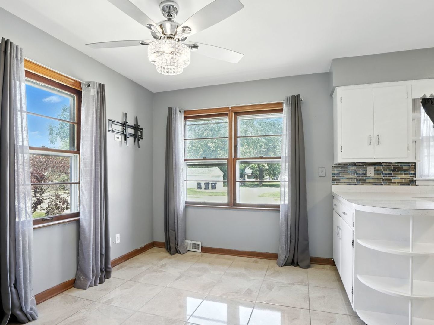 725 E 161st Street, South Holland, IL 60473