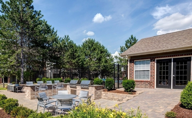 22 Sterling Circle #307, Wheaton, IL 60189