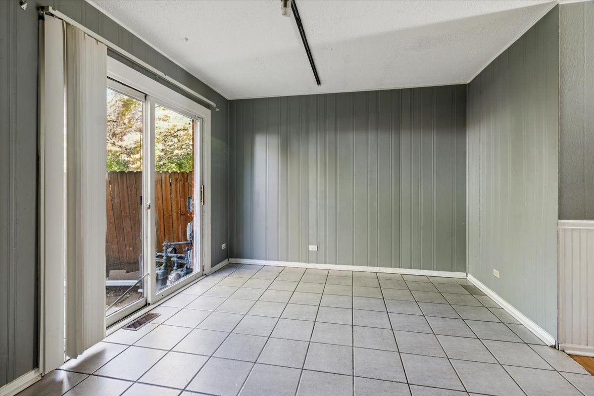 2074 Essex Court #2074, Streamwood, IL 60107