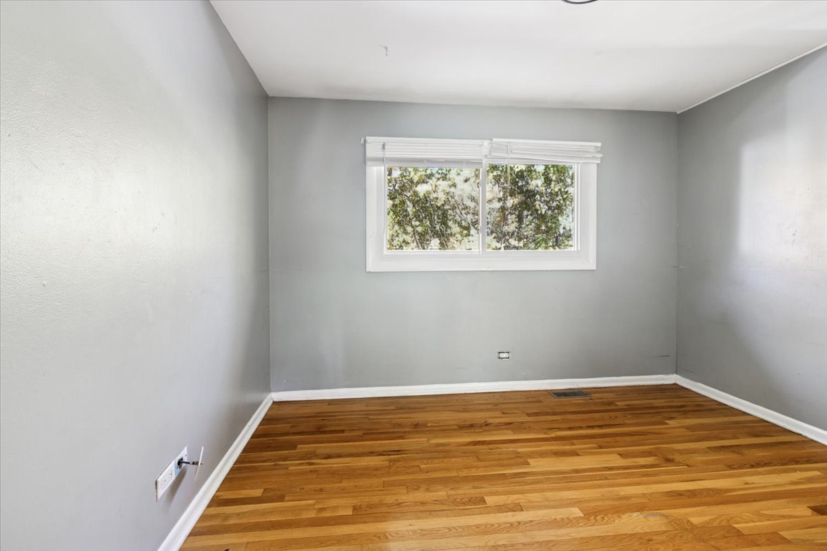 2074 Essex Court #2074, Streamwood, IL 60107