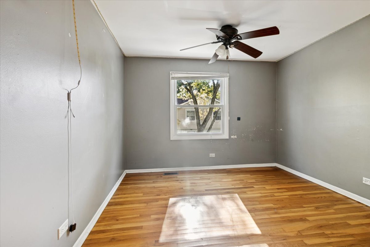 2074 Essex Court #2074, Streamwood, IL 60107