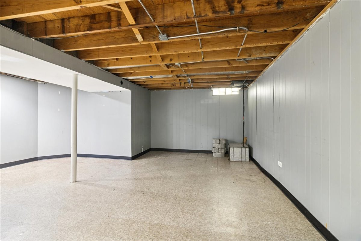 2074 Essex Court #2074, Streamwood, IL 60107