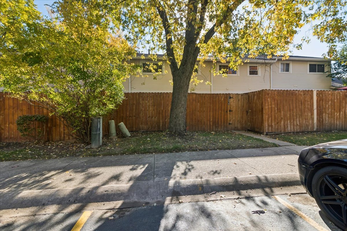 2074 Essex Court #2074, Streamwood, IL 60107