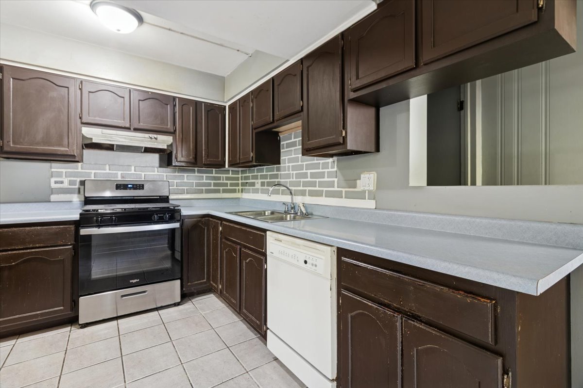 2074 Essex Court #2074, Streamwood, IL 60107