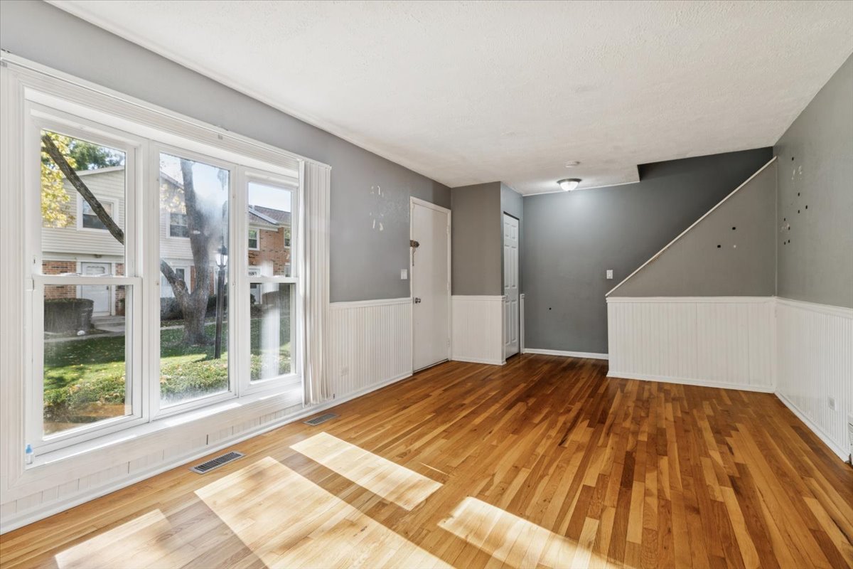 2074 Essex Court #2074, Streamwood, IL 60107