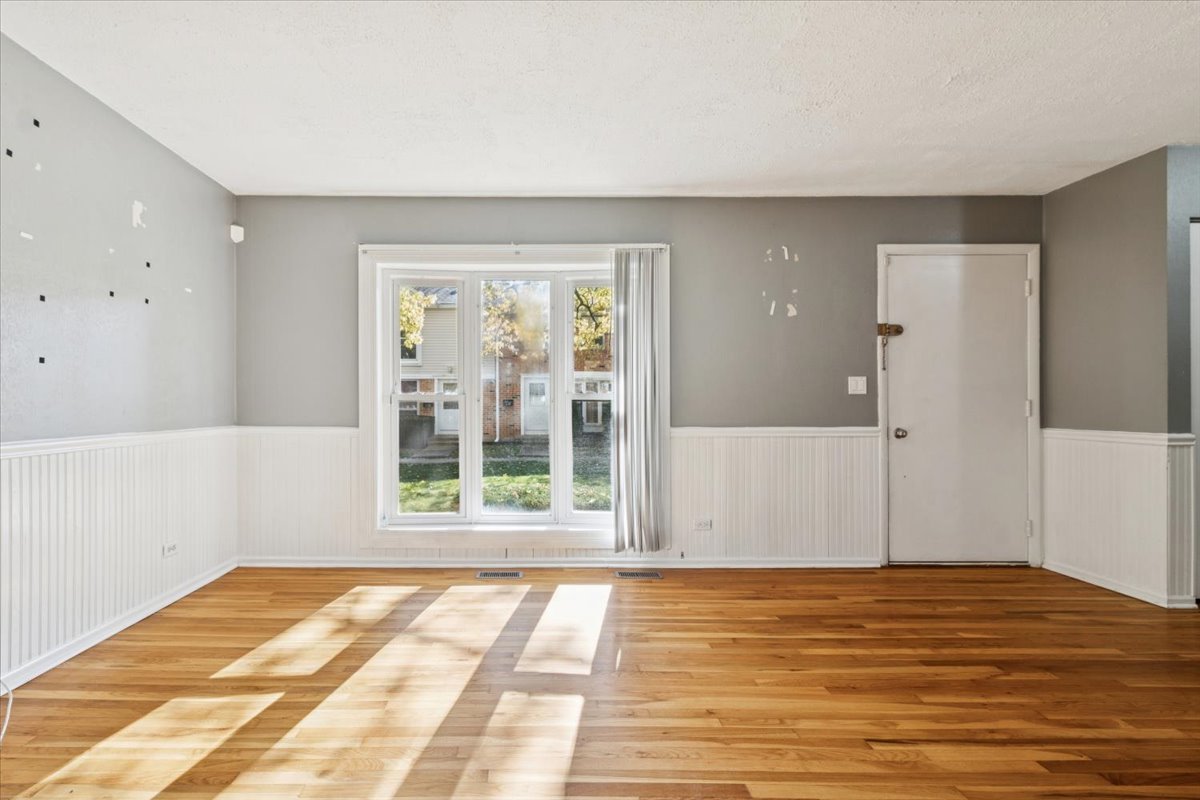 2074 Essex Court #2074, Streamwood, IL 60107