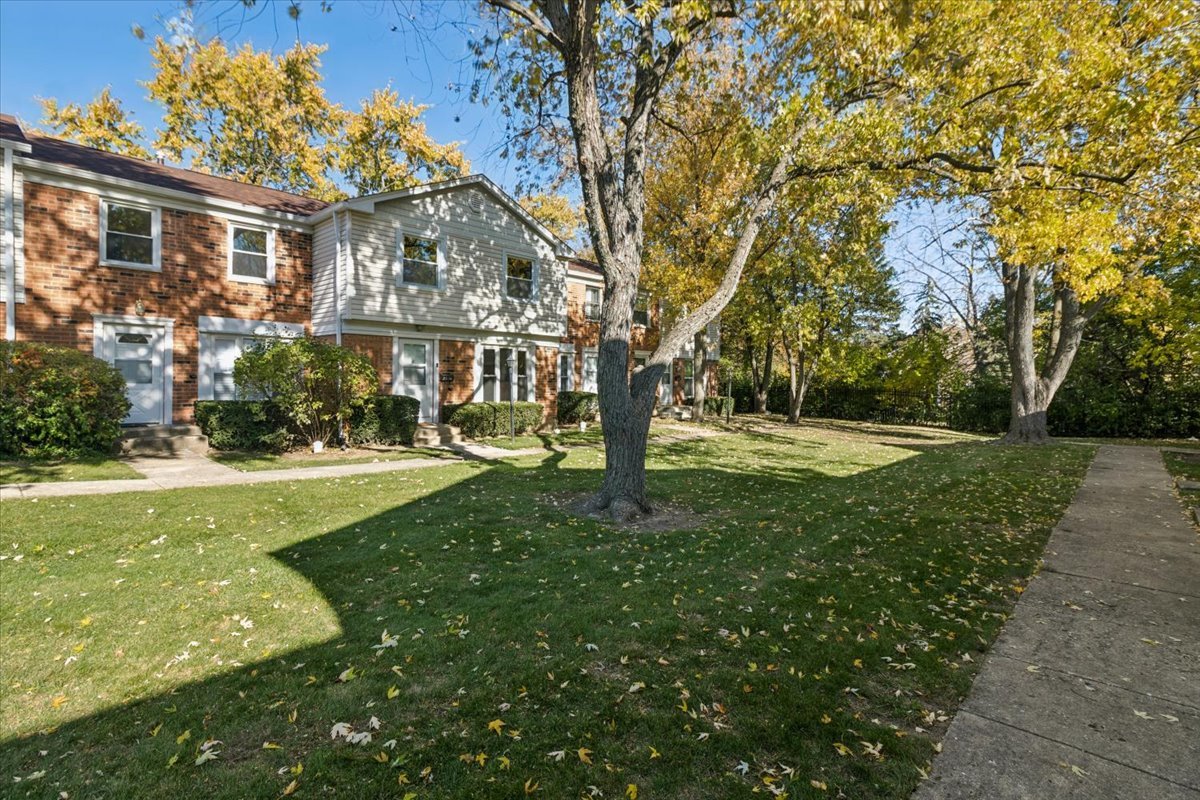 2074 Essex Court #2074, Streamwood, IL 60107