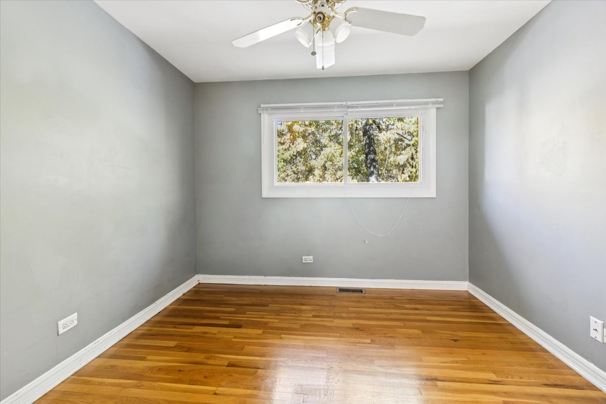 2074 Essex Court #2074, Streamwood, IL 60107