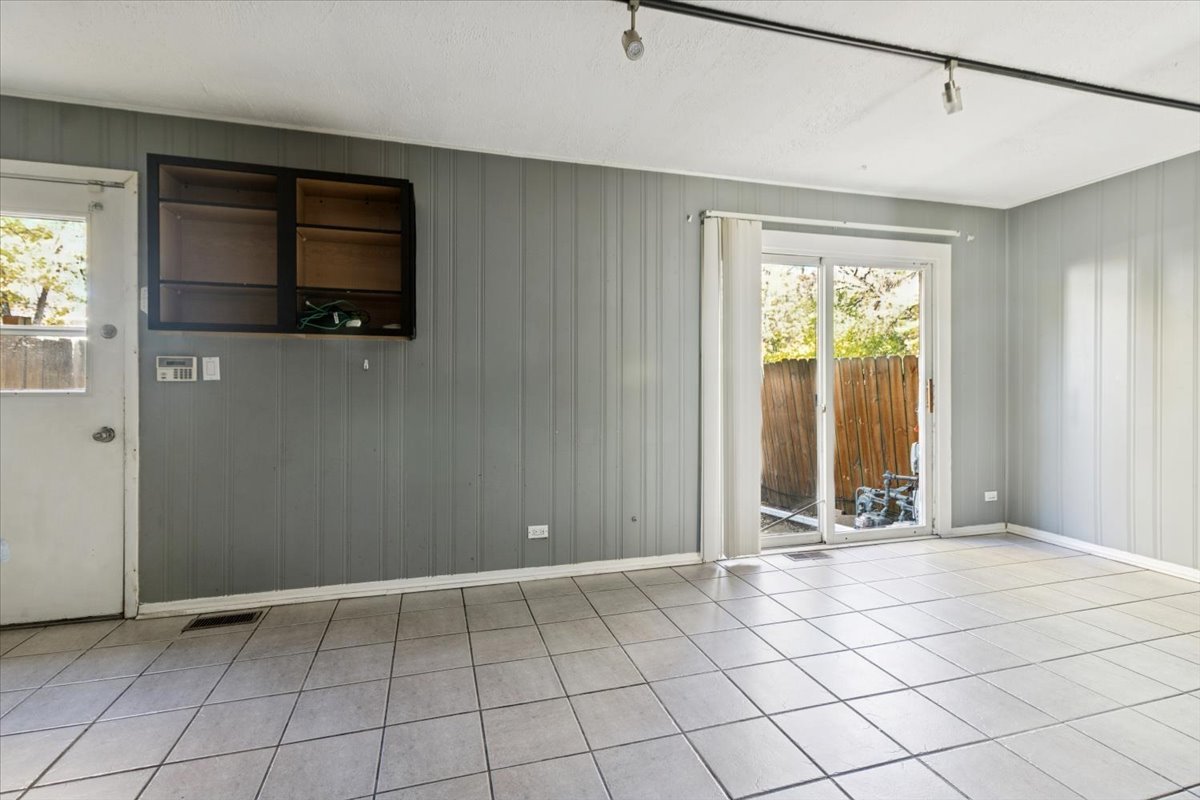 2074 Essex Court #2074, Streamwood, IL 60107