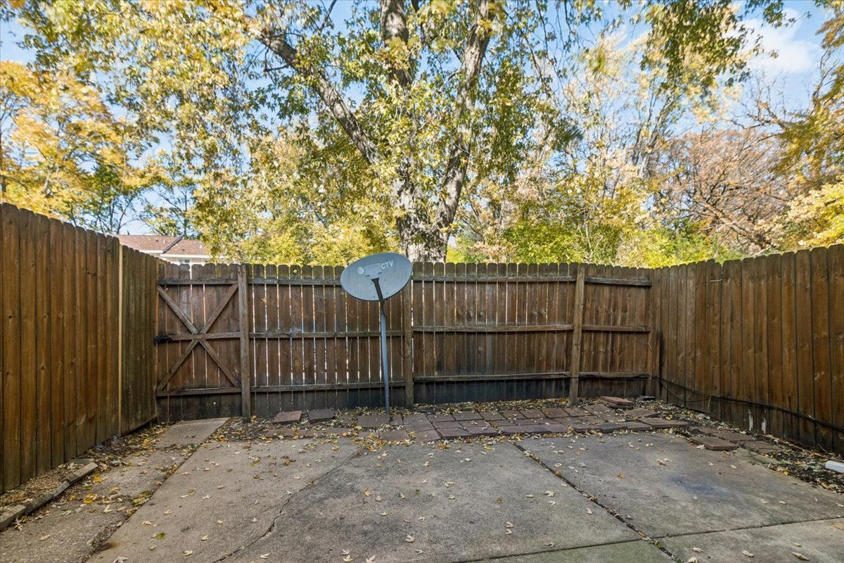 2074 Essex Court #2074, Streamwood, IL 60107