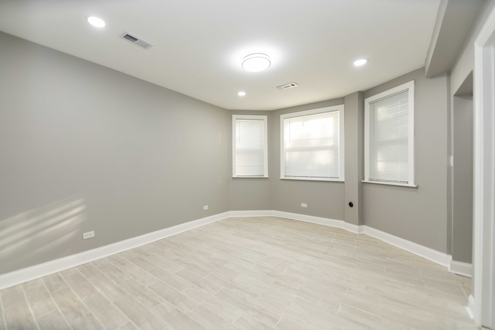 3323 N Central Park Avenue, Chicago, IL 60618
