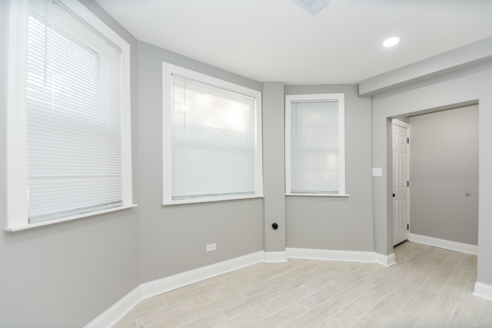 3323 N Central Park Avenue, Chicago, IL 60618