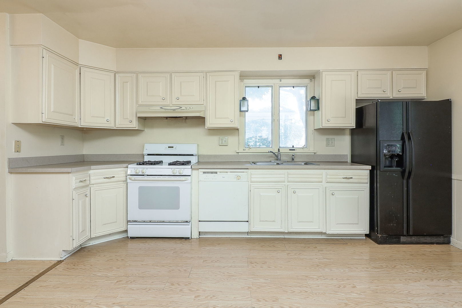 831 W Galena Boulevard, Aurora, IL 60506