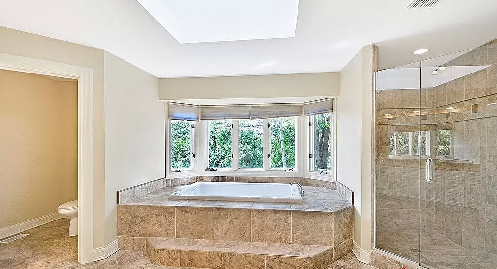 29 W Seneca Avenue, Hawthorn Woods, IL 60047
