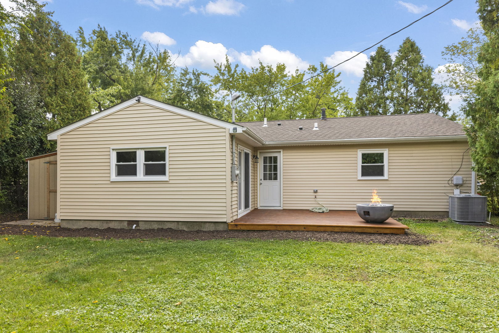 700 Pleasant Place, Streamwood, IL 60107