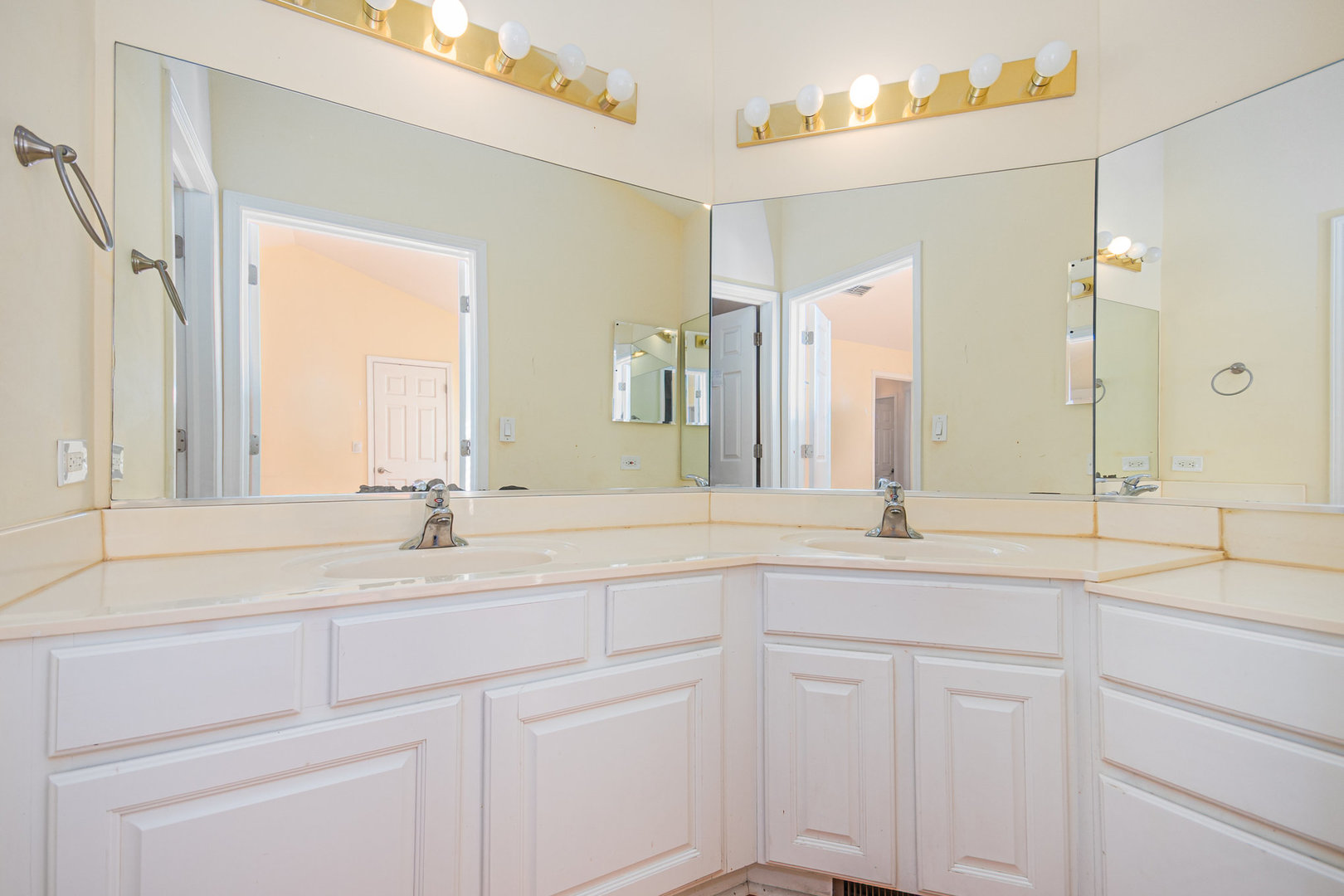2221 Beaumont Court, Aurora, IL 60502
