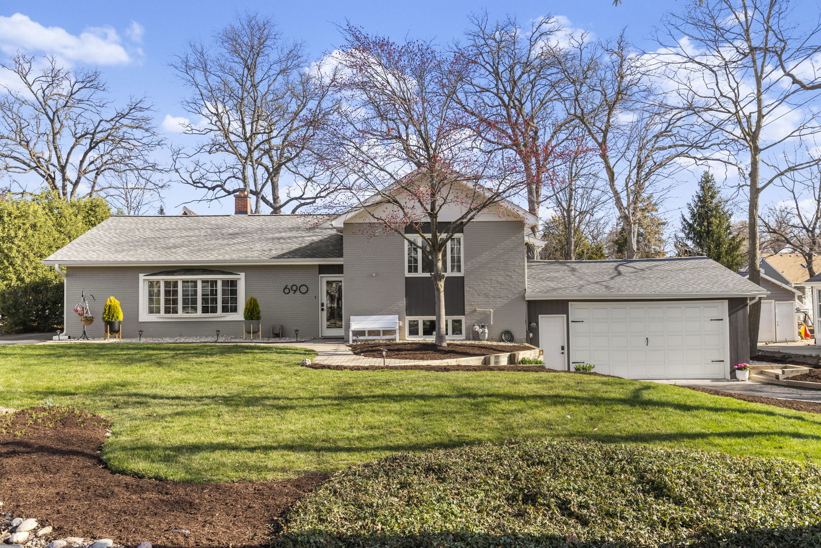 690 Elm Street, Glen Ellyn, IL 60137