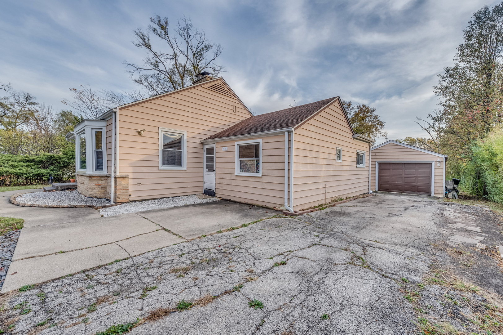 17W517 Manor Lane, Villa Park, IL 60181