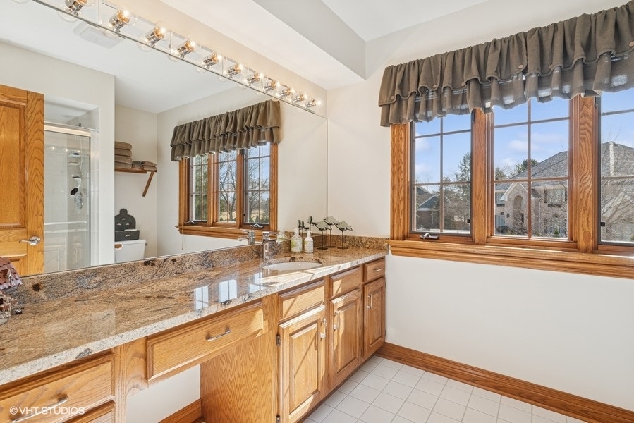 1211 Highgate Court, Libertyville, IL 60048