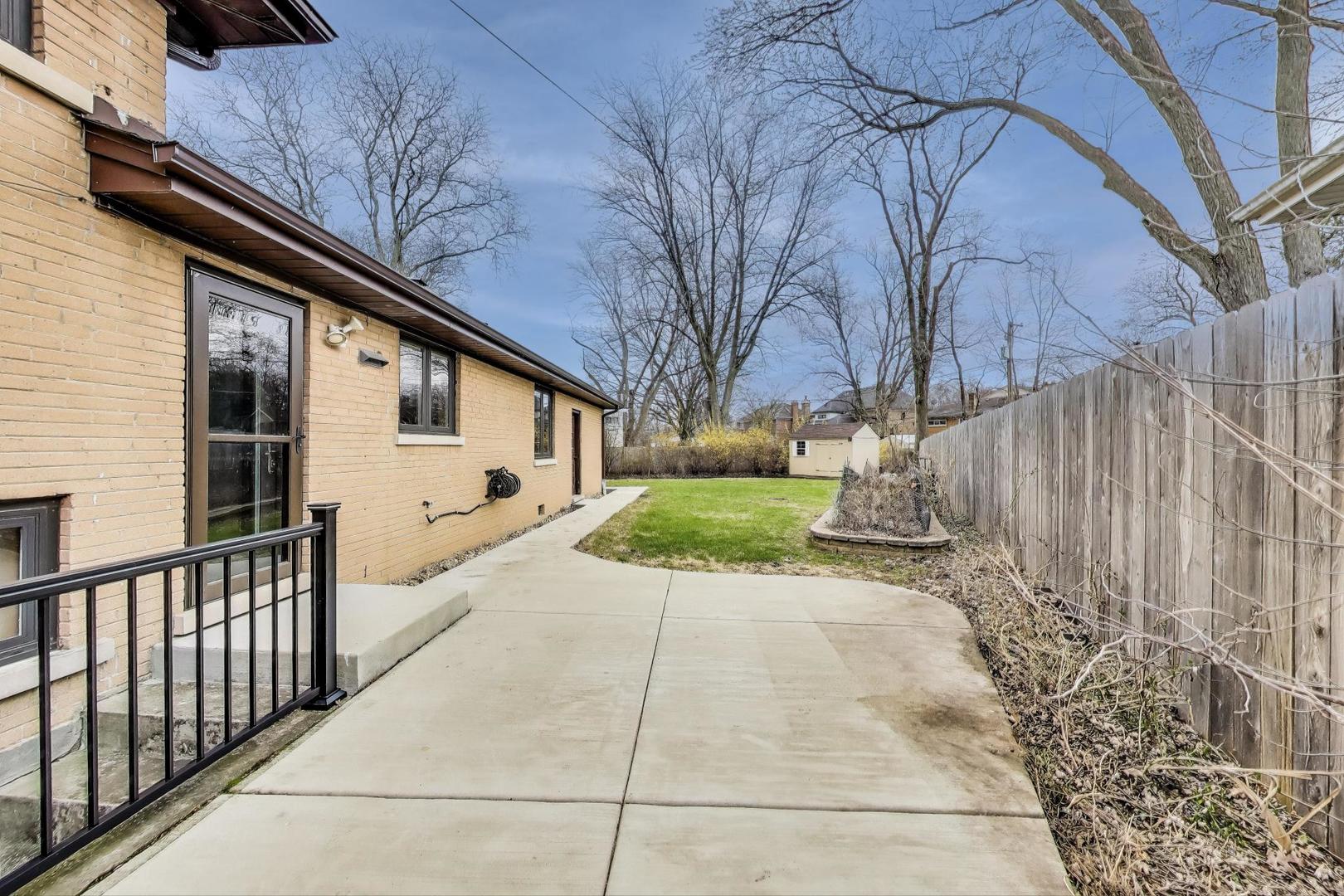 200 S SEE GWUN Avenue, Mount Prospect, IL 60056