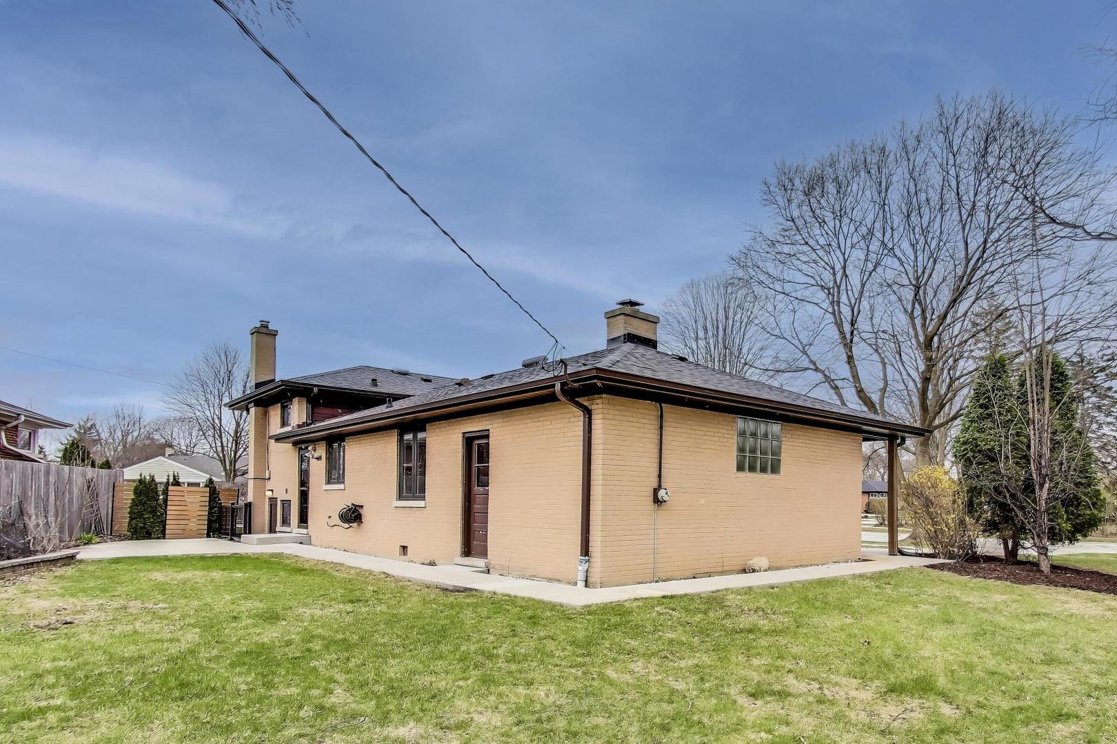 200 S SEE GWUN Avenue, Mount Prospect, IL 60056