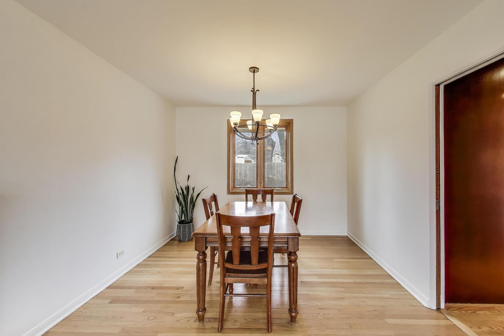200 S SEE GWUN Avenue, Mount Prospect, IL 60056