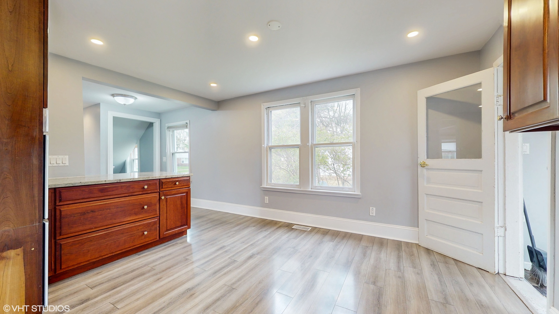 666 GREENVIEW Avenue, Des Plaines, IL 60016