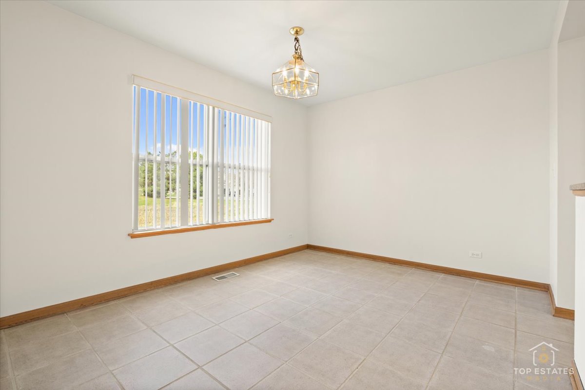 904 Waterford Lane, Elk Grove Village, IL 60007