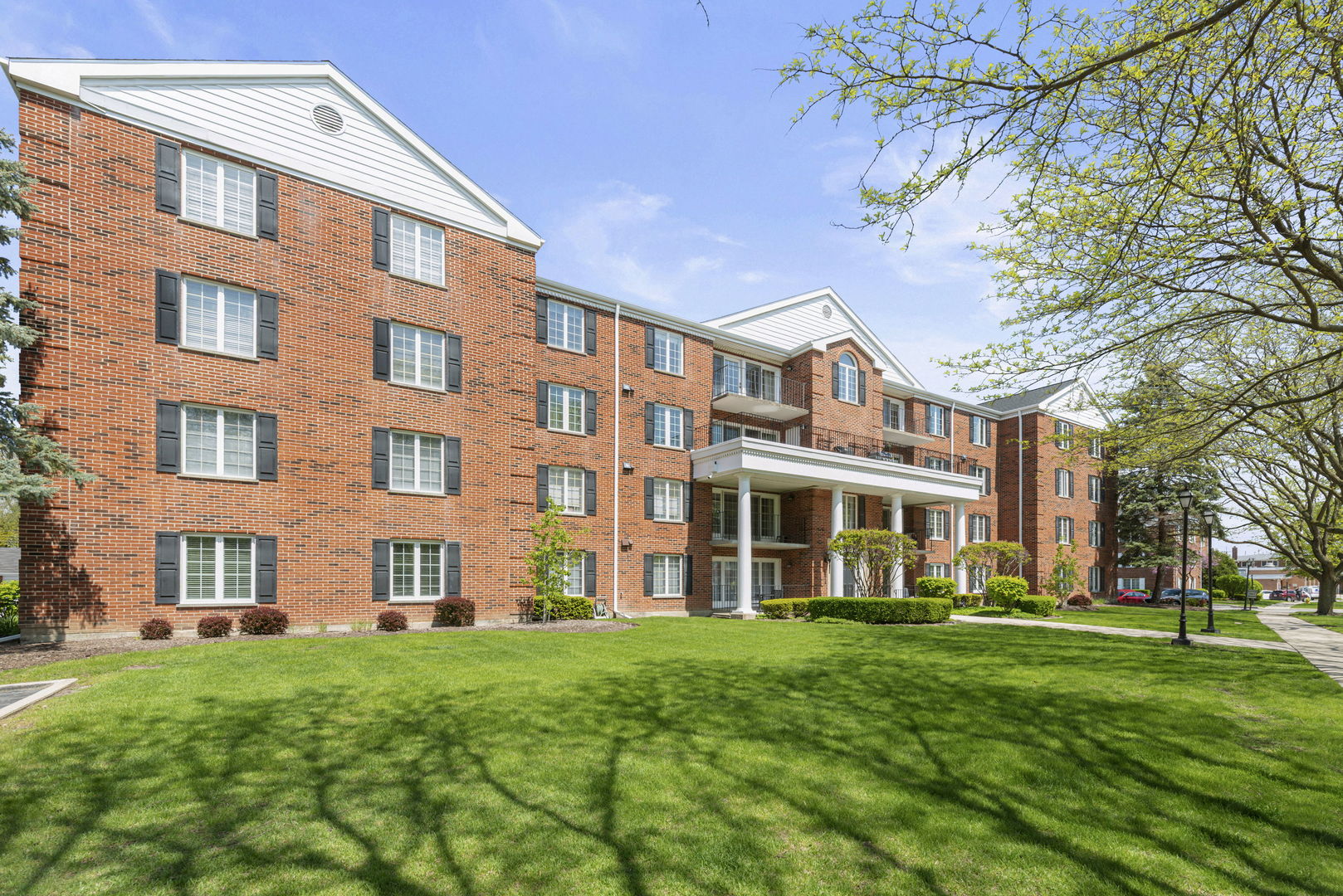326 Park Avenue #38, Clarendon Hills, IL 60514