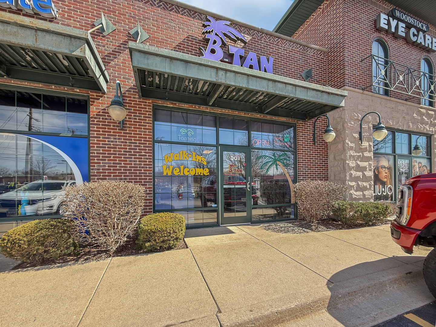 561 S Eastwood Drive, Woodstock, IL 60098