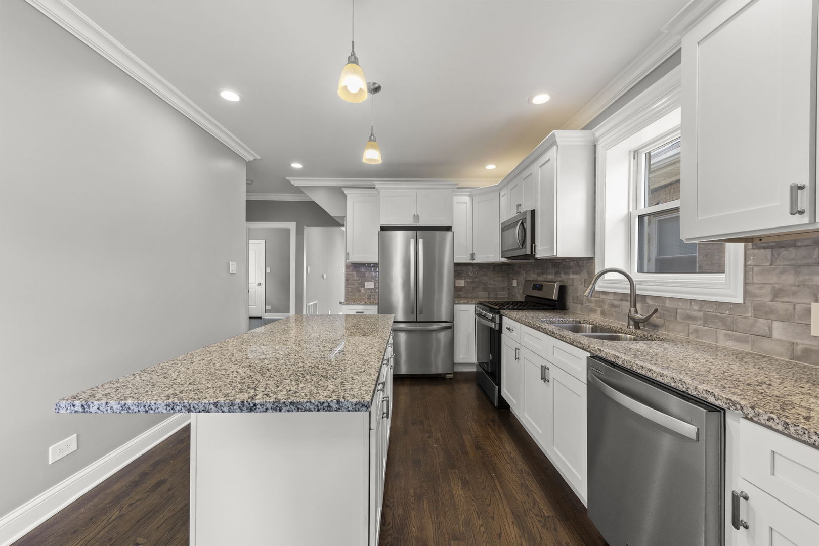 5941 W Warwick Avenue, Chicago, IL 60634