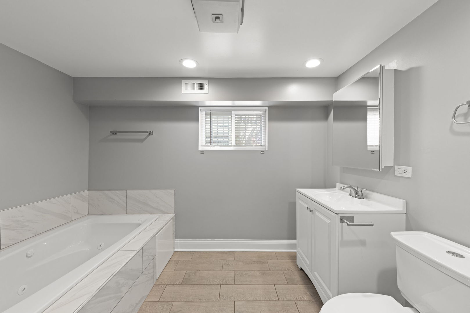 5941 W Warwick Avenue, Chicago, IL 60634