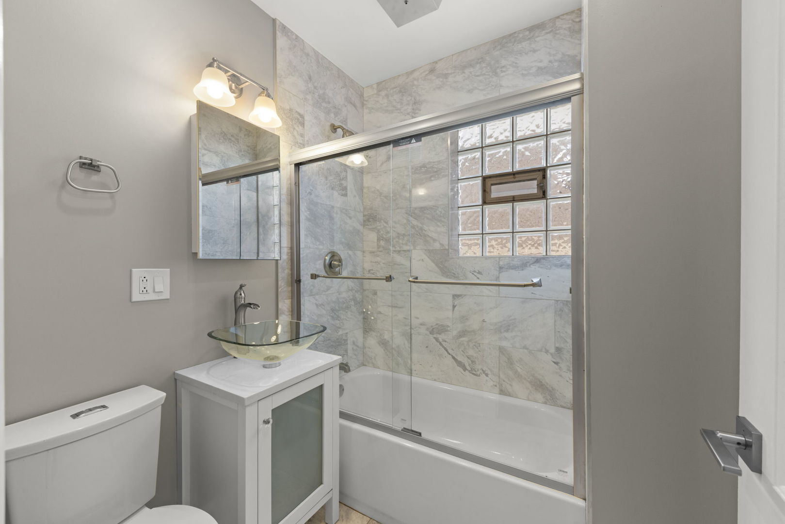 5941 W Warwick Avenue, Chicago, IL 60634