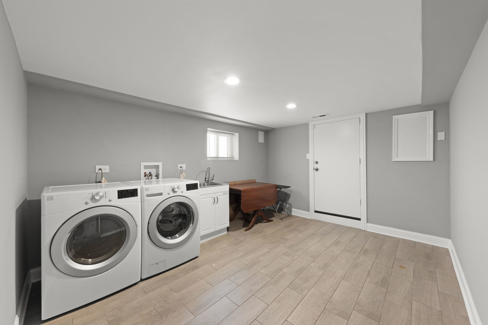 5941 W Warwick Avenue, Chicago, IL 60634