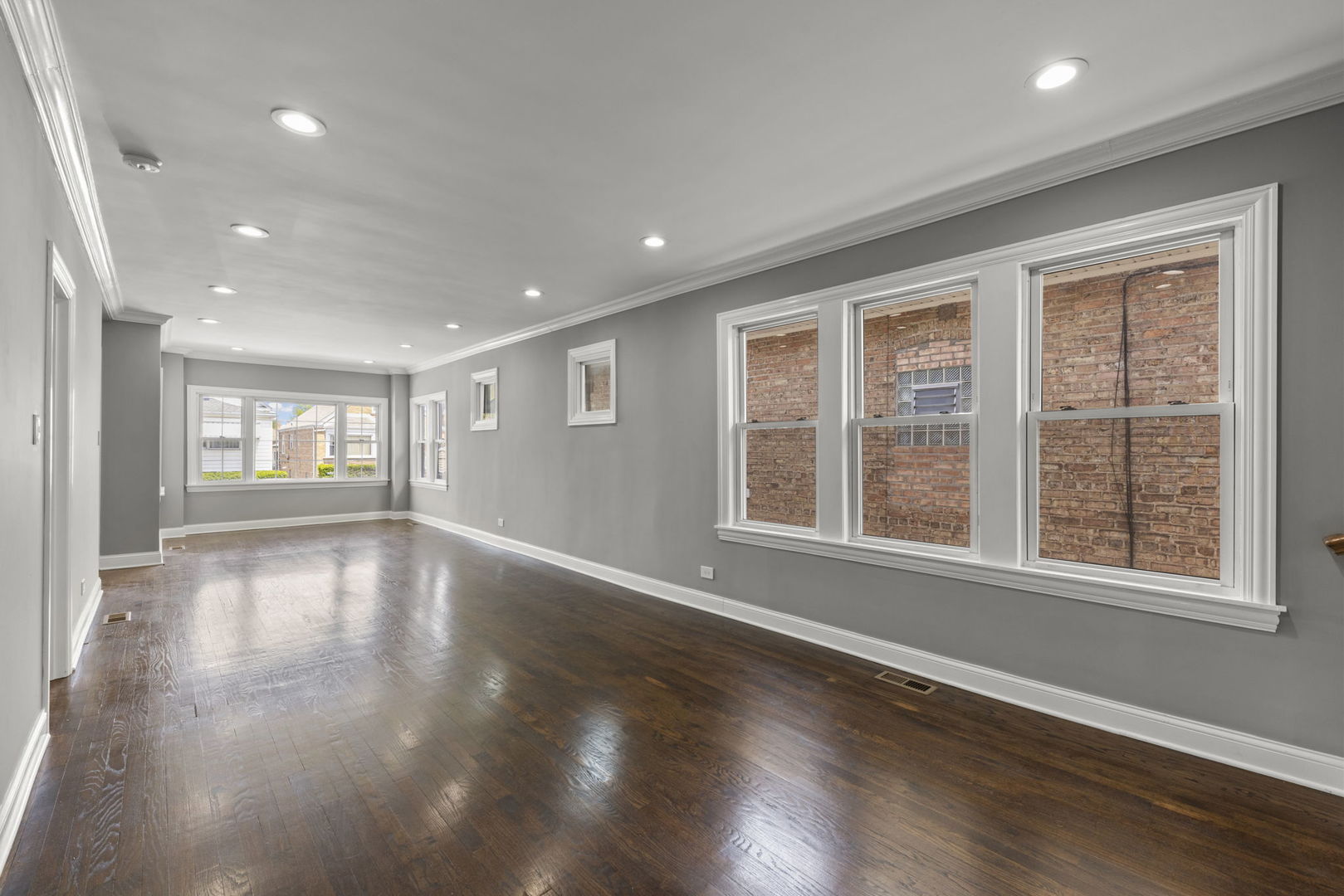 5941 W Warwick Avenue, Chicago, IL 60634