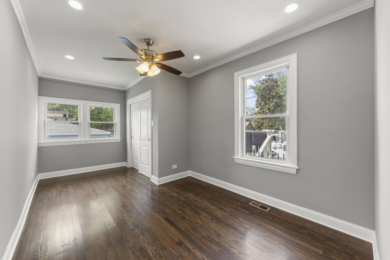 5941 W Warwick Avenue, Chicago, IL 60634