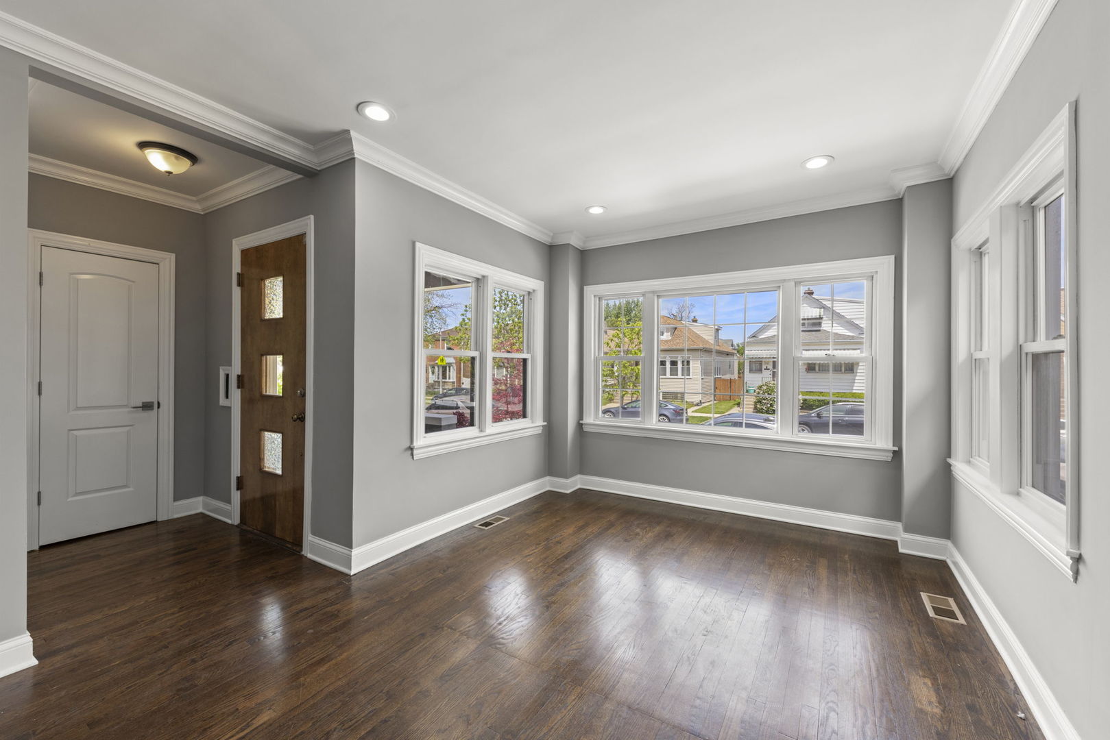 5941 W Warwick Avenue, Chicago, IL 60634