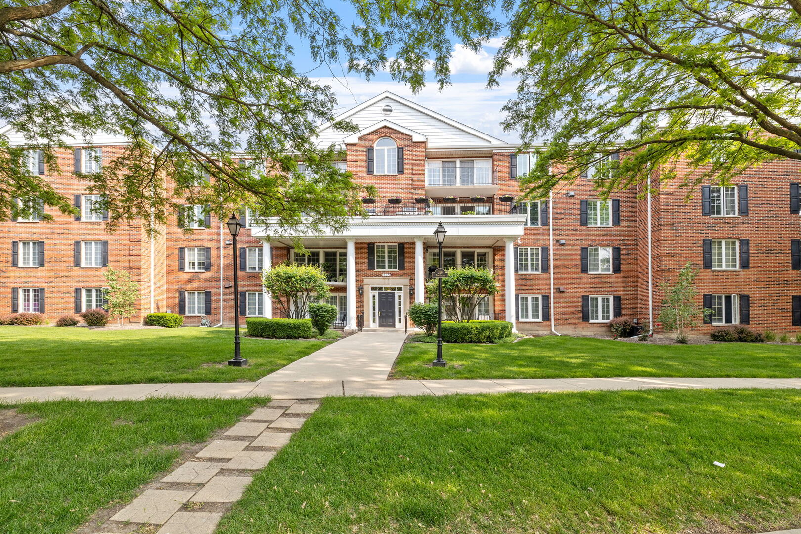 326 Park Avenue #43, Clarendon Hills, IL 60514