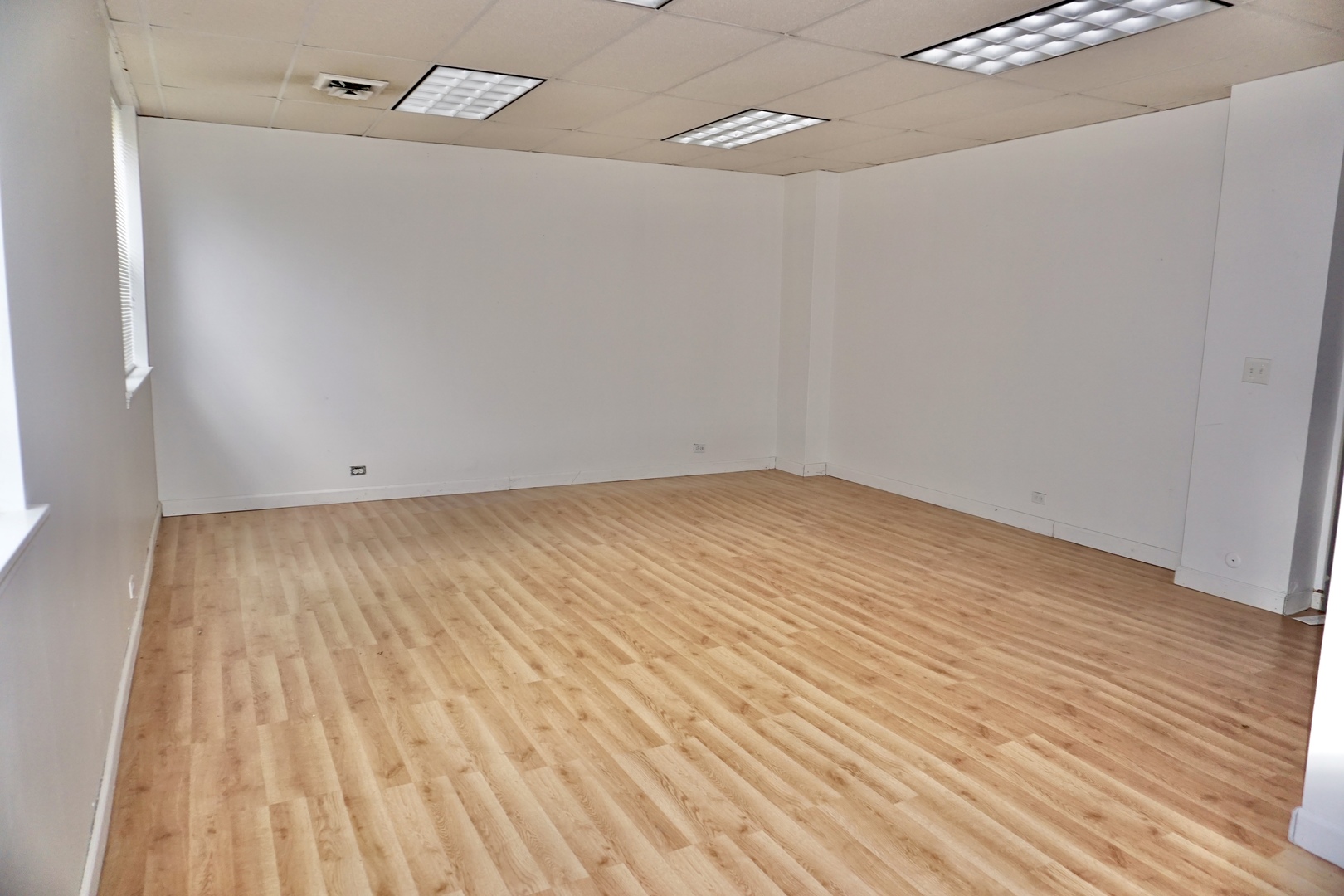 105 S Roselle Road, Schaumburg, IL 60193