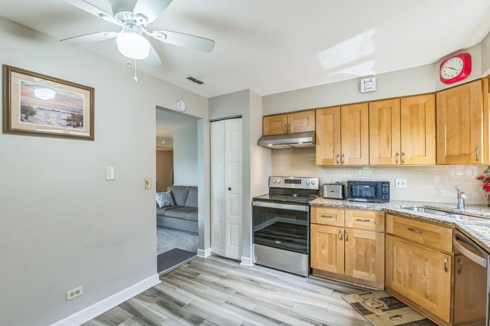 9374 Landings Lane #404, Des Plaines, IL 60016