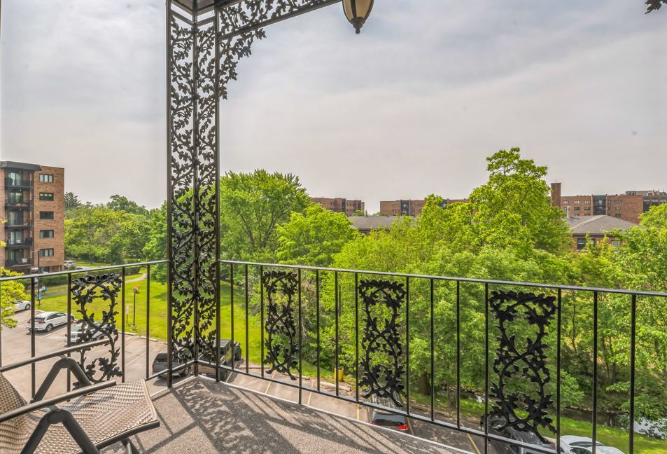 9374 Landings Lane #404, Des Plaines, IL 60016