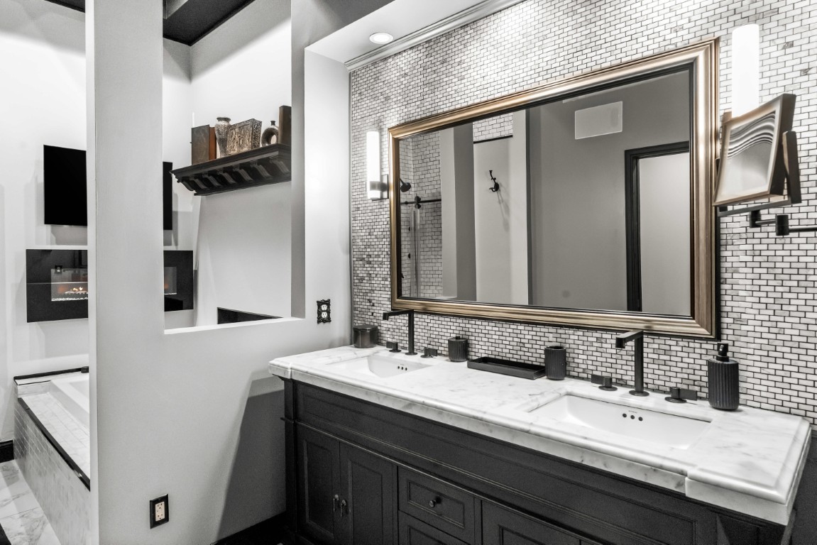 212 N Center Street #201, Bloomington, IL 61701