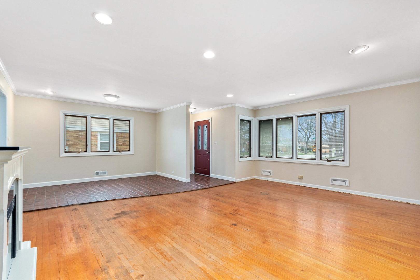 325 Davis Court, Des Plaines, IL 60016